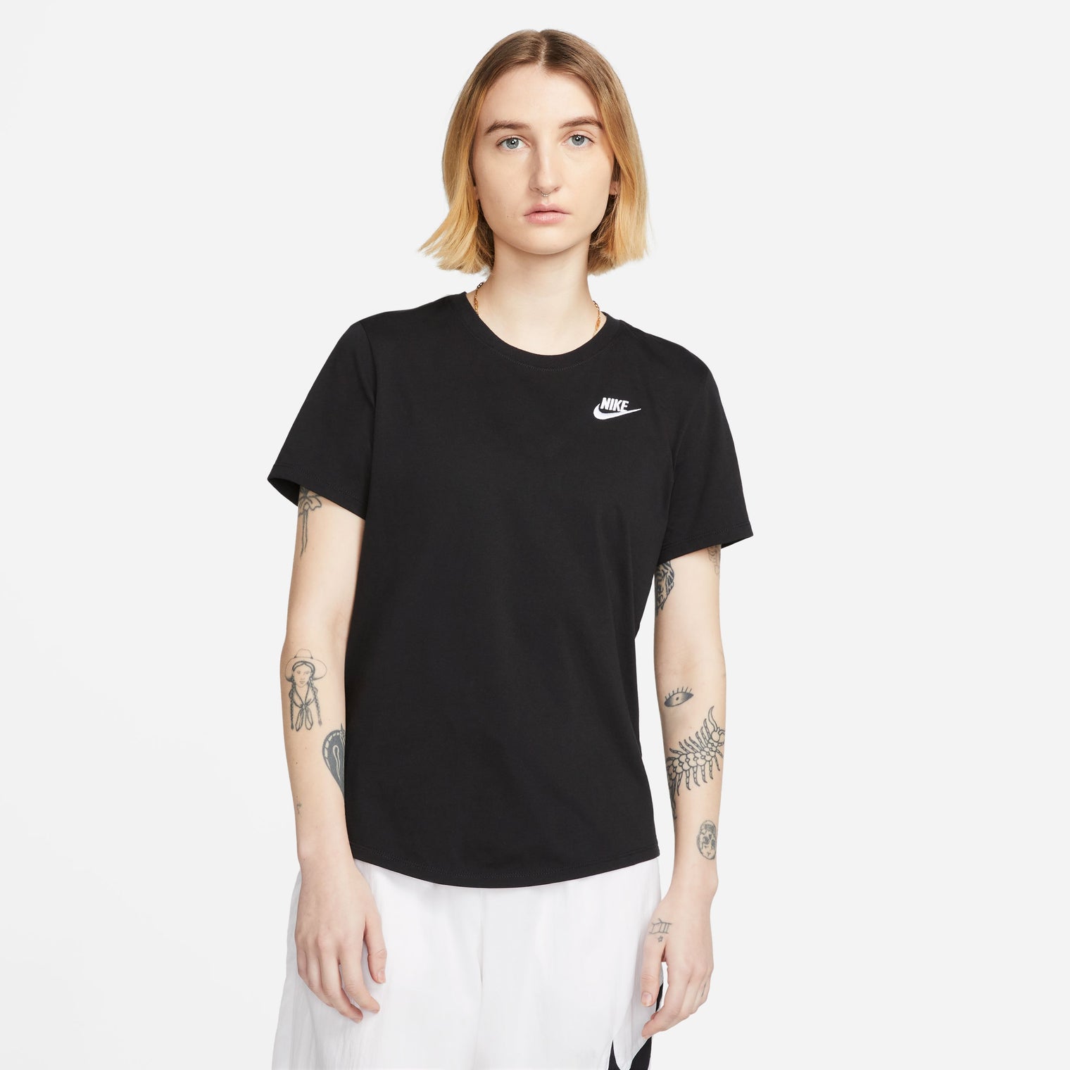 NIKE SPORTWEAR CLUB ESSENTIALS CAMISETA