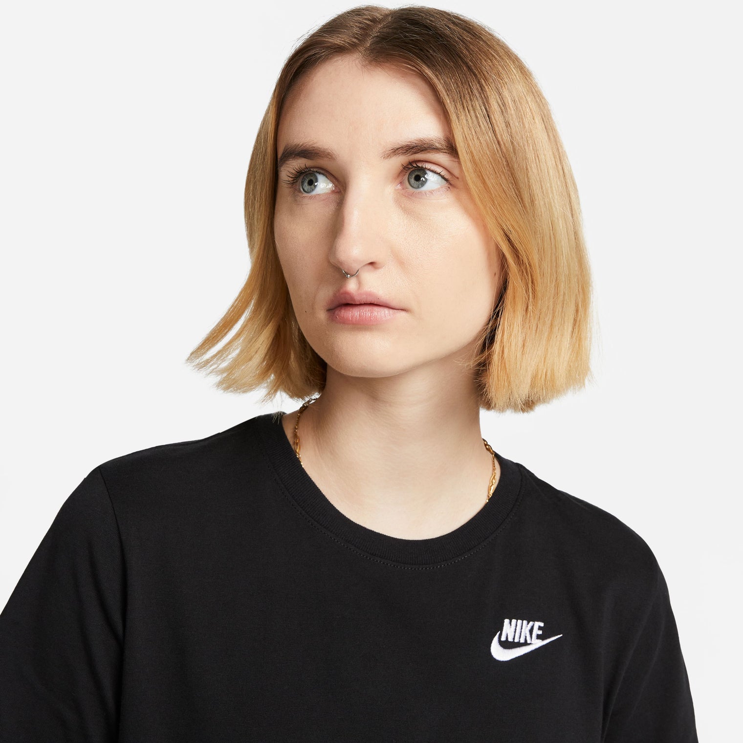 NIKE SPORTWEAR CLUB ESSENTIALS CAMISETA