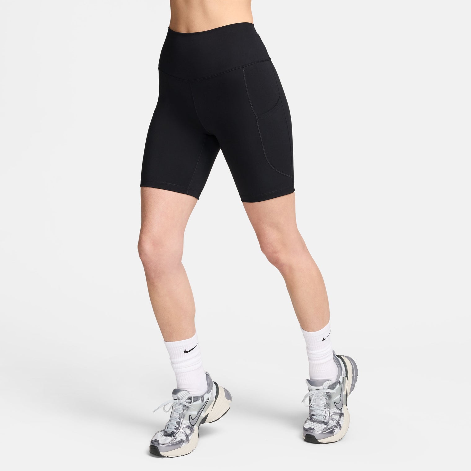 Nike One Shorts de ciclismo con bolsillos de tiro alto de 20 cm para mujer