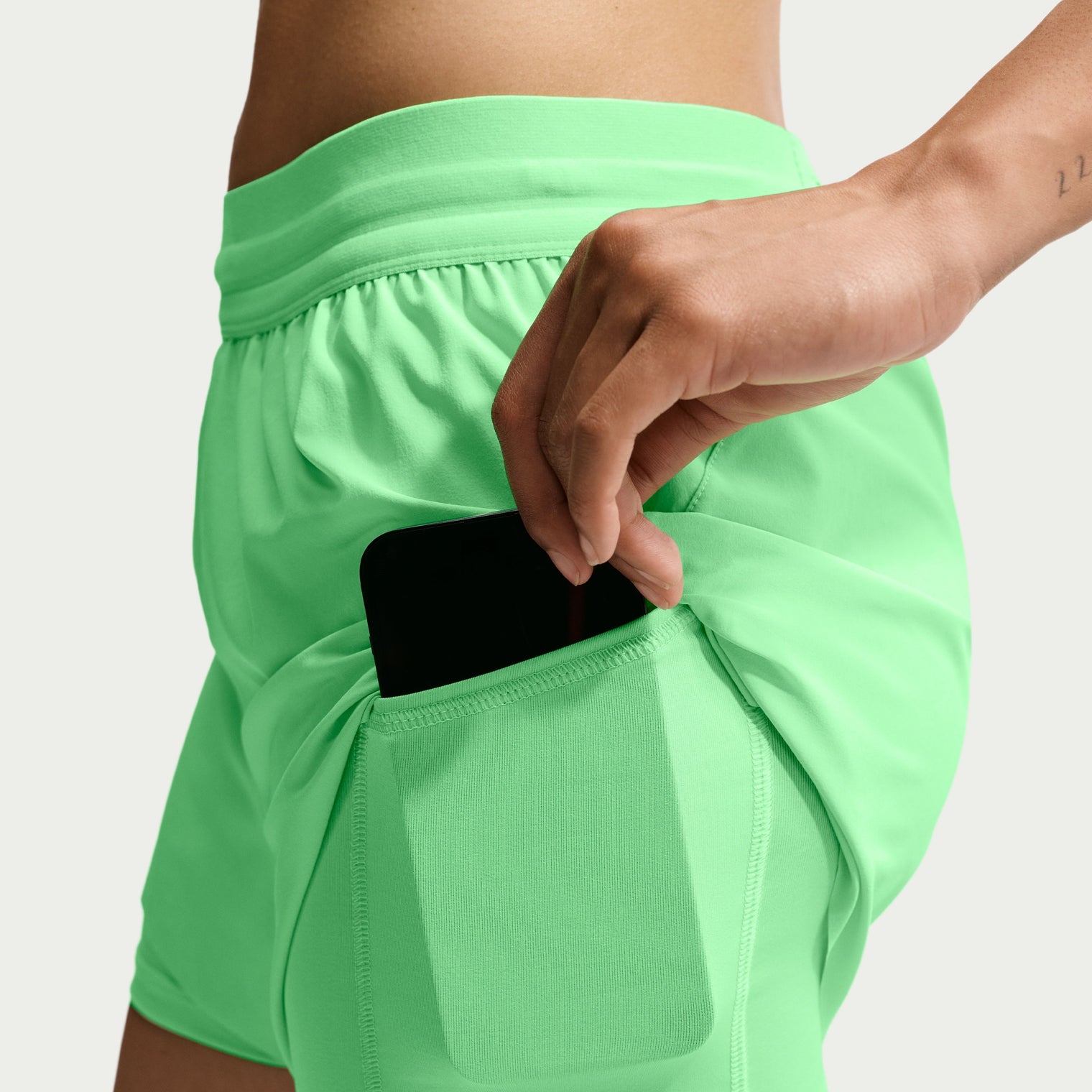 Nike Swift Shorts de correr Dri-FIT de tiro medio 2 en 1 para mujer