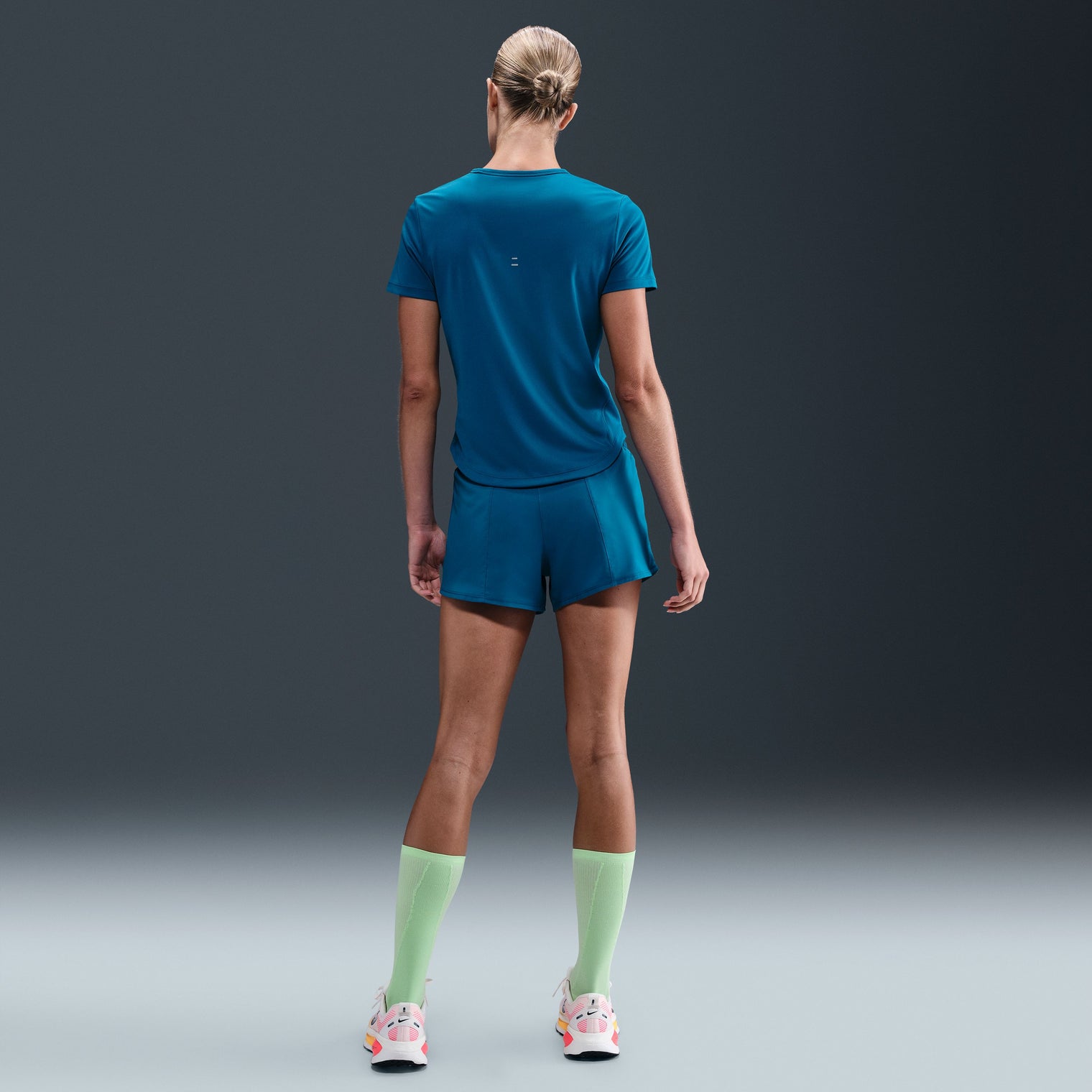 Nike One Swoosh Shorts de correr Dri-FIT de tiro medio holgados de 8 cm con forro de ropa interior para mujer