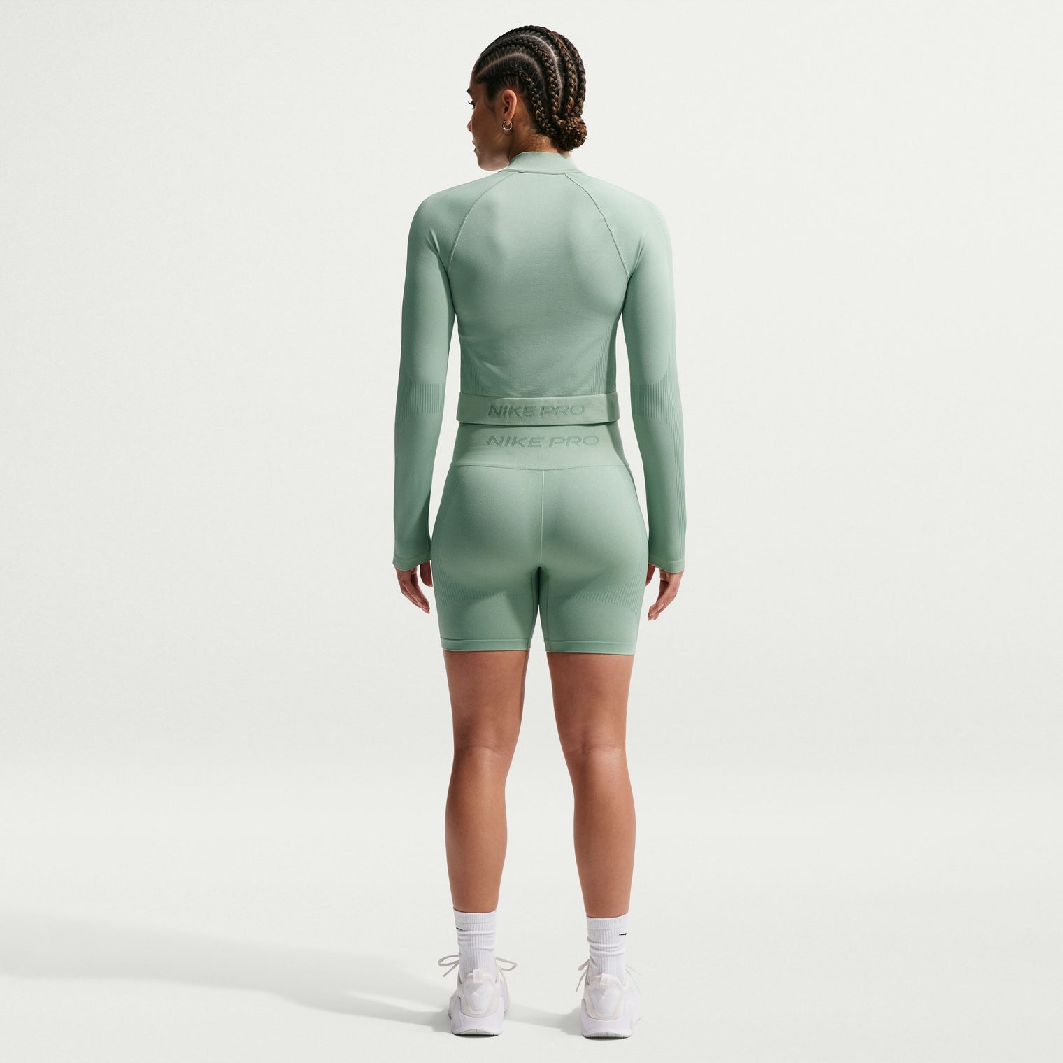 WOMEN NIKEPRO SEAMLESS 5IN SHORT