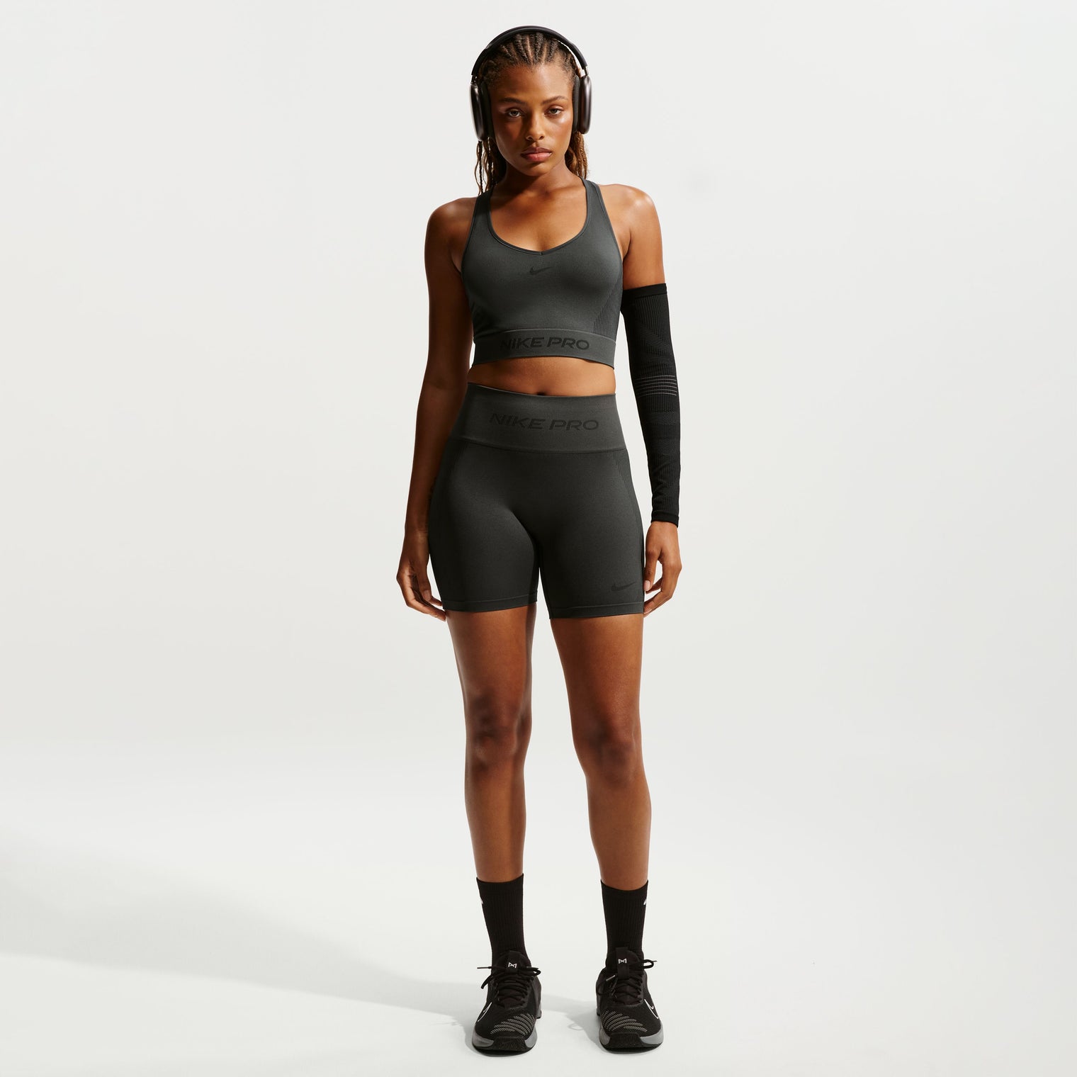 WOMEN NIKEPRO SEAMLESS 5IN SHORT