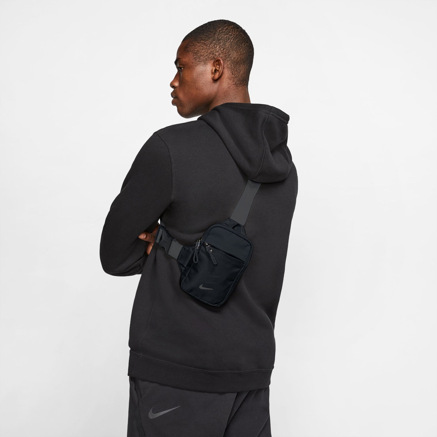 Nike Sportswear Essentials Cangurera (pequeña, 1 L) manos libres