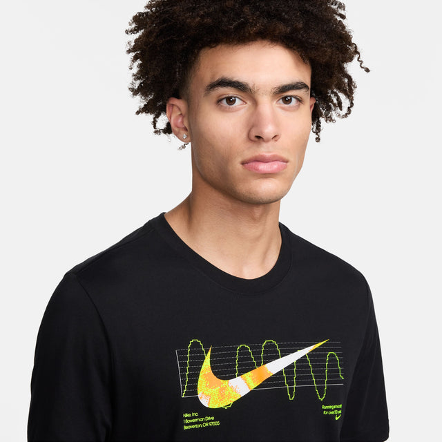 CAMISETA NIKE DRI-FIT GRAPHIC PARA HOMBRE