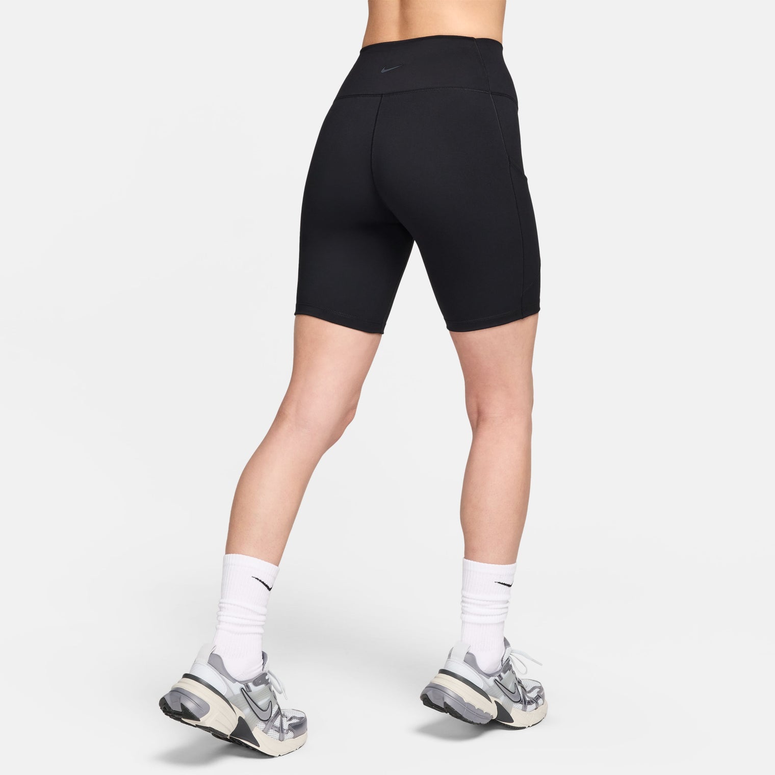Nike One Shorts de ciclismo con bolsillos de tiro alto de 20 cm para mujer