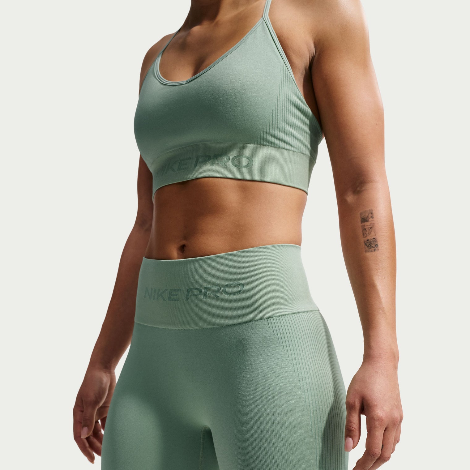 WOMEN NIKEPRO SEAMLESS 5IN SHORT