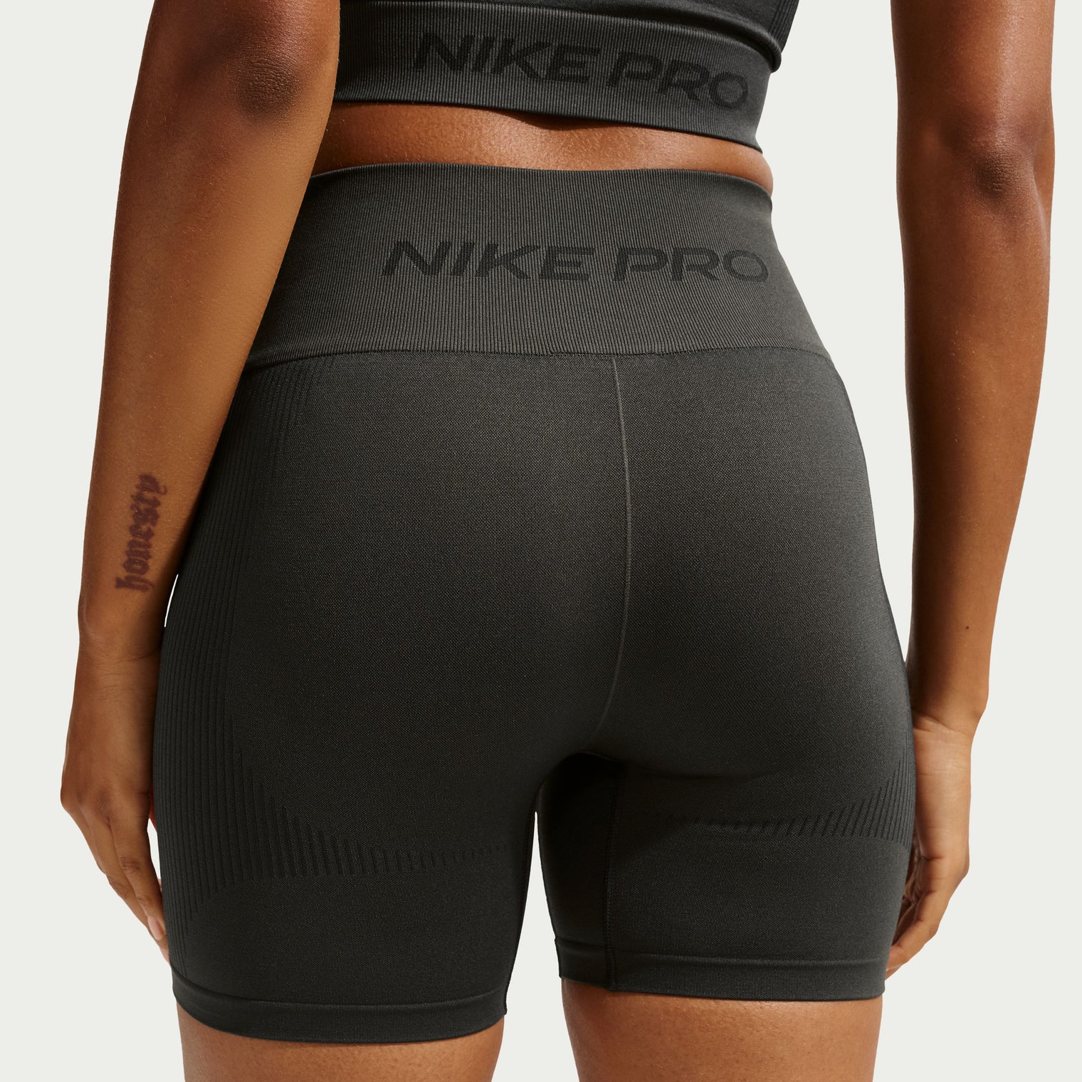 WOMEN NIKEPRO SEAMLESS 5IN SHORT