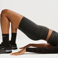 WOMEN NIKEPRO SEAMLESS 5IN SHORT