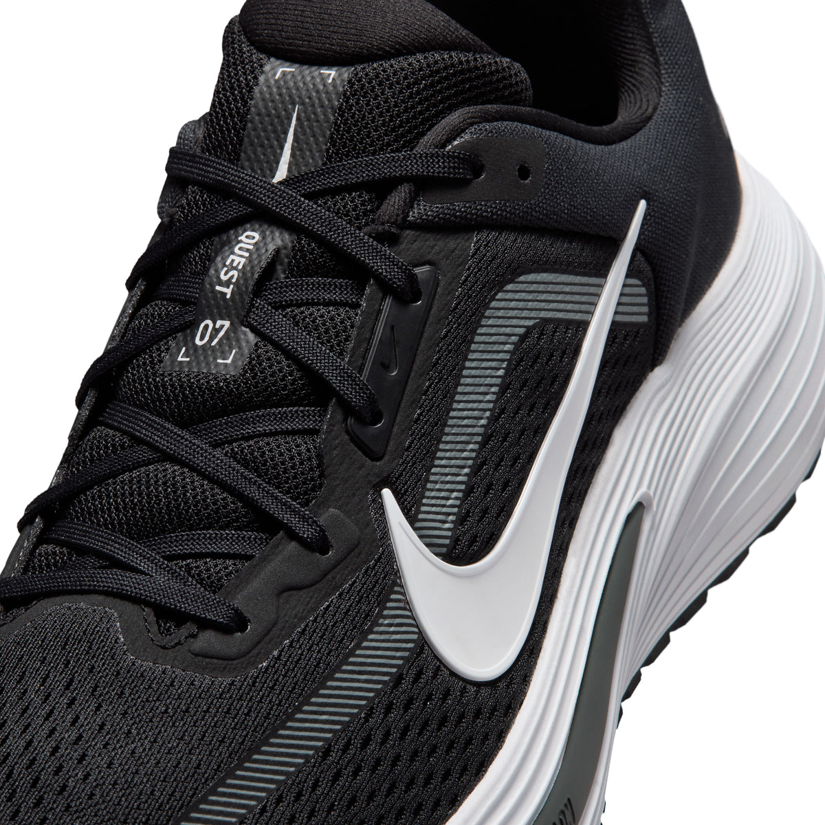 NIKE QUEST 7